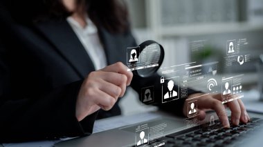 Kimlik güvenliği, güvenli giriş sistemleri, dijital kimlik korumaları ve kimlik hırsızlığını çevrimiçi önlemek için en iyi uygulamaları içeren kişisel veri korumasını sağlar. Latch