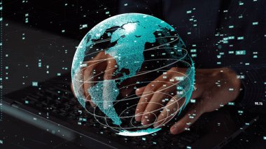 Küresel veri bağlantısını temsil eden dijital bir küreyi tasvir eden ilülasyon, ellerin modern bir çalışma alanında bir klavye üzerinde etkileşime girmesiyle, teknoloji ve yenilik sergiliyor. Xenic