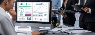 İş zekası ve veri analizi kavramı. Analizci ekibi laptop ekranında finansal veri analizi üzerinde çalışıyor. Etkili iş stratejik planlama için pazarlama göstergesi olarak. İçgörü