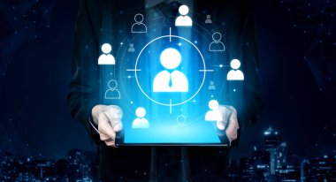 Müşteri hedeflemesi seyirciyi tanımlamaya yardımcı olur. Strateji hedefini geliştirir, müşteri hedeflemesi segmentasyonu destekler, kampanya hedefini arttırır ve müşteri hedeflemesi etkisini artırır. Kefil