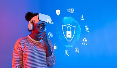 Çevrimiçi güvenliğin önemini vurgulayan genç bir kadın, güvenlik simgeleriyle dolu dijital bir ortamda sanal gerçeklik kulaklığı takıyor. XDMCP