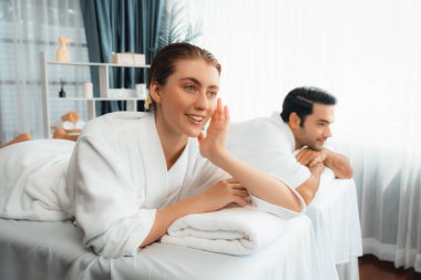 Kafkas çift müşterisi stres önleyici spa masajının keyfini çıkarıyor ve lüks otel veya oteldeki gündüz açık hava ortamında güzellik teniyle eğleniyor. Sessiz.