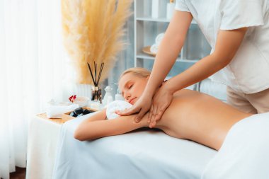 Kafkasyalı kadın müşteri stres önleyici spa masajının keyfini çıkarıyor ve lüks otel ya da oteldeki gündüz açık ortam güzellik salonunda güzellik teniyle eğleniyor. Sessiz.