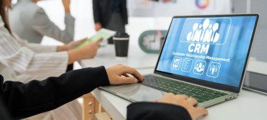 CRM işletme ve işletme için modern bilgisayarda müşteri ilişkileri yönetim sistemi