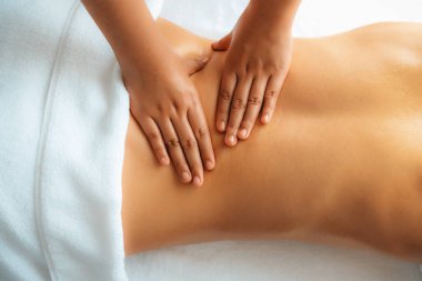 Kapalı alan kadın müşteri stres önleyici spa masajını yapmaktan zevk alıyor ve lüks otel ya da oteldeki gündüz açık hava güzellik salonunda güzellik teniyle eğleniyor. Sessiz.