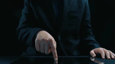 Sayısal satış performans gösterge paneli satış performans ölçümlerini, performans eğilimlerini, satış performans analizlerini ve iş bağlamında satış artışını gösteriyor. Elide