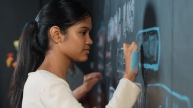 Panorama karatahtadaki yetişkin yazı mühendisliği sahnesi. BTMM teknoloji yenilikçi sınıfında kodlama ve programlama sistemi kullanarak bir proje planlayan oldukça zeki bir öğrenci. - Yakın çekim. Öğretim