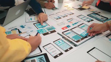 Mobil prototipler ve cihazlar ile kullanıcı arayüzü tasarımını gösteren dinamik bir takım çalışması, işbirliği ve yaratıcılığı göstermektedir. SACTR