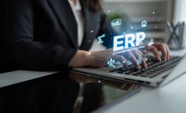 ERP platformu, kurumsal kaynak planlaması, entegrasyon, veri akışı, iş verimliliği, finans, envanter ve insan kaynaklarının iyileştirilmesi için merkezi sistemi göstermektedir. Eğri