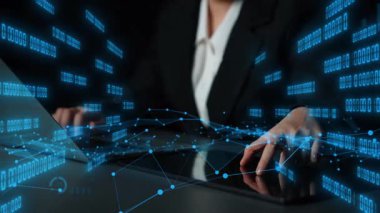 Bir iş adamı, yenilik ve stratejiyi sembolize eden, modern ofis ortamında dijital çizelgeler ve grafiklerle çevrili bir dizüstü bilgisayarda veri analizini gözlemler. Xenic