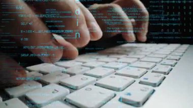 Üst üste dizilmiş dijital kodlu bir klavyeye yakın çekim yapmak, programlama, teknoloji ve gelişen yazılım gelişimi konseptini gözler önüne sermek. Xenic