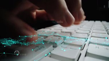 Dijital analitiklerle çevrili bir klavyeye yazı yazan ellerin yakın plan görüntüsü, modern teknoloji uygulamaları için çeşitli veri görselleştirmeleri ve iş sezgileri sergiliyor. Xenic