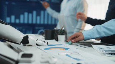 Profesyoneller, pazar stratejilerini geliştirmek, işbirlikçi araştırma oturumlarına rehberlik etmek ve iş planlamasına yönelik yapay zeka veri analizlerini yorumlarlar. Noogenesis Yapay Zeka