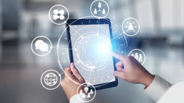 Kitle kaynak kullanımı işbirliği, fikir ve kitle kaynaklarına izin veriyor. Toplu kaynak kullanımı, topluluk güdümlü kitle kaynaklı katkılarla yeniliği destekliyor. Spire.