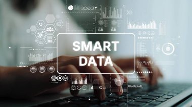 Grafiksel Kullanıcı Arayüzü Elementleri ve Analitik Görselleştirmeleri ile çevrili Klavyede Eller Yazılı Akıllı Veri Kavramı. Asemptotik akıllı veri analitiği.