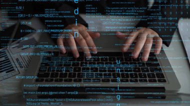 Parlak kod ve dijital elementlerle çevrili, teknolojiyi, programlamayı ve modern çalışma alanı verimliliğini sembolize eden bir dizüstü bilgisayarda yazı yazan ellerin yakın görüntüsü. Xenic