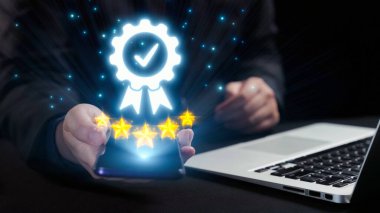 Modern bir dijital sertifika konsepti yıldızlarla süslenmiş bir tasarım içinde parlayan bir işaret, iş ve teknolojide kalite ve mükemmelliği temsil ediyor. Dörtgen