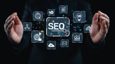 SEO görünürlüğünü geliştirmek için SEO konsepti, SEO ile ilgili dijital araçlar ve SEO performans simgeleri stratejik pazarlama için odaklanmış bir planda gösteriliyor. Elide