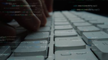 Bu resim, arka planda kodlama çizgilerinin aydınlatıldığı, teknoloji ve yeniliği sembolize eden bir klavyeye yazı yazan ellerin yakın plan görüntüsünü tasvir ediyor. Xenic