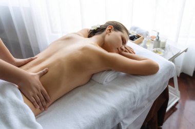 Kafkasyalı kadın müşteri stres önleyici spa masajının keyfini çıkarıyor ve lüks otel ya da oteldeki gündüz açık ortam güzellik salonunda güzellik teniyle eğleniyor. Sessiz.