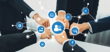 Çeşitli bir iş ekibi, modern ofis ortamında yenilikçi çözümleri temsil eden dijital bağlantı sembolleri olarak birlik ve destek sergiliyor. Dostluk