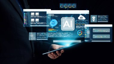 Bir işadamı, çağdaş ticari yenilikleri vurgulayarak yapay zeka teknolojisi, veri analizleri ve görselleştirmeleri gösteren fütüristik bir dijital arayüze bağlanıyor. Dörtgen