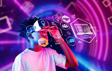 Yenilikçi reklam stratejileri, müşteri katılımını ve içerik etkinliğini artırmak için genç bir insan sanal gerçeklikle etkileşime girerken teknoloji ve pazarlamanın füzyonunu keşfedin. XDMCP