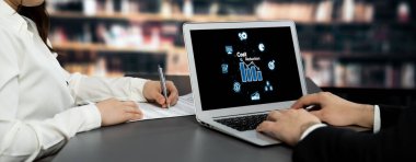 Maliyet düşüşü, bilgisayar ekranında görülen maliyet tasarrufu kavramı, kurumsal işletmeler gereksiz harcamaların azaltılması yoluyla maliyet ve şirket kaynaklarını etkili bir şekilde tasarruf eder