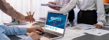 İç mimar tasarımcı grubu, daha kesin tasarım için planlar ve dizüstü bilgisayar ekran mimari yazılımı üzerinde birlikte tartışıyorlar. Modern ev tasarımı ve yenileme. İçgörü