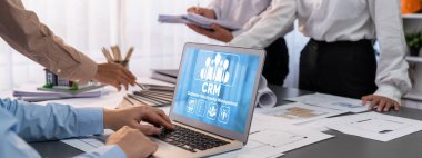 İç mimar tasarımcı grubu, daha kesin tasarım için planlar ve dizüstü bilgisayar ekran mimari yazılımı üzerinde birlikte tartışıyorlar. Modern ev tasarımı ve yenileme. İçgörü