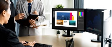 Web sayfasının modern tasarımı ve bilgisayar ekranında gösterilen ticari canlı reklamlar için grafiksel tasarımcı yazılımı