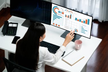 İş veri paneli, pazarlama stratejisi planlaması için iş zekası analizi sunar. Müşteri taleplerini analiz etmek ve iş dünyasının geleceğini önceden görmek için büyük veriler sunulur.