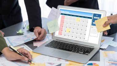 Analizci ekibi yaratıcı ve analitik beyin fırtınası fikri için bilgisayar ekranında BI veri paneli olan yapışkan bir not kullanıyor. Pazarlama stratejisi için finansal veri görselleştirme teknolojisini analiz et. Dahi.