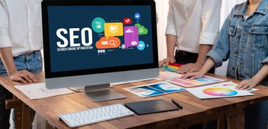 SEO arama motoru optimizasyonu bilgisayar ekranında canlı e-ticaret ve çevrimiçi perakende ticaret için