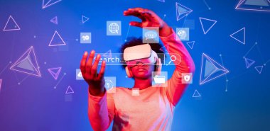 Bir kişi, modern online keşif ve yeniliği temsil eden, arama kavramları ve dijital grafiklerle etkileşim halindeyken sanal gerçeklik teknolojisiyle ilgilenir. XDMCP