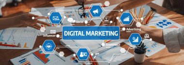 İş analitik çizelgeleriyle dijital pazarlama stratejileri üzerinde çalışan ve etkili kampanya uygulaması için görselleri birleştiren ortak bir çalışma alanı. Dostluk