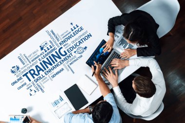 Profesyonel bir atölye ortamında beceri geliştirme ve bilgi geliştirme çalışmalarına katılan dinamik bir ortak eğitim oturumu. Dostluk