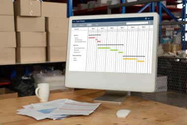 Ekip projesinin zaman çizelgesini gösteren bilgisayar ekranında, modern iş projesi yönetimi için proje planlama yazılımı