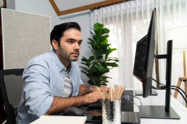 Akıllı IT geliştiricisi yazılım geliştirme kodlaması ile modern ofisteki iki bilgisayar kodlu bilgisayar sistemi üzerinde uygulama programı güncelleme çevrimiçi web sitesi yaratıyor. Tahmin et..