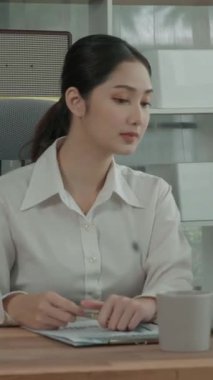 Ofis çalışma alanında birlikte çalışan iki genç hevesli iş kadını. Genç meslektaşlar tartışırken ve dizüstü bilgisayar kullanırken. Modern ofis çalışanları masada birlikte oturuyorlar..