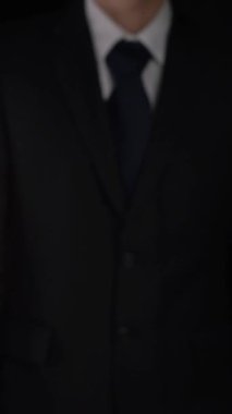 İşadamı, iş zekası hologramının ima edici bir teknoloji olduğunu gösteriyor. Sanal artırılmış gerçeklik, geleceksel HUD oluşturmak için 3 boyutlu görüntüleme ve animasyon ile oluşturulmuştur. .