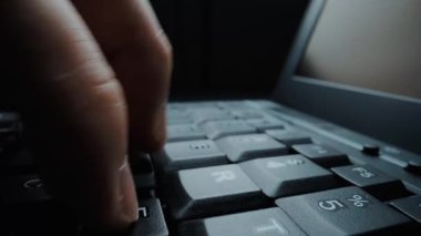 Bilgisayar klavyesinde elleri ve parmaklarıyla yazı yazan yakın plan bir adam. Makro yumuşak odaklı bebek çekimi. Bilgisayar programlama, mesajlaşma çevrimiçi mesajlaşma ve çevrimiçi pazarlama işi konsepti. Topla