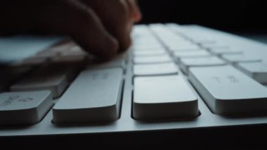 Bilgisayar klavyesinde elleri ve parmaklarıyla yazı yazan yakın plan bir adam. Makro yumuşak odaklı bebek çekimi. Bilgisayar programlama, mesajlaşma çevrimiçi mesajlaşma ve çevrimiçi pazarlama işi konsepti. Topla