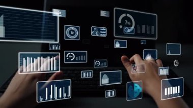 Modern bir dizüstü bilgisayar ekranında çeşitli veri analizleri ve grafik sunumlarını gösteren dijital bir arayüzle etkileşen ellerin yakın plan görüntüsü. Xenic