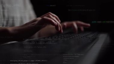 Bir klavyeye yazı yazan ellerin büyüleyici yakın plan görüntüsü, kodun akış çizgileri ve programlama sözdizimiyle çevrili, teknoloji ve yeniliğin özünü gözler önüne seriyor. Xenic