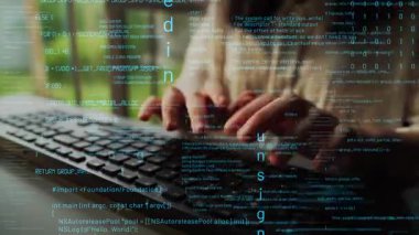 Dijital kodlarla çevrili bir bilgisayar klavyesinde el yazısının yakın görüntüsü. Bu görüntü teknolojinin, programlamanın ve dijital yeniliğin özünü temsil ediyor. Xenic