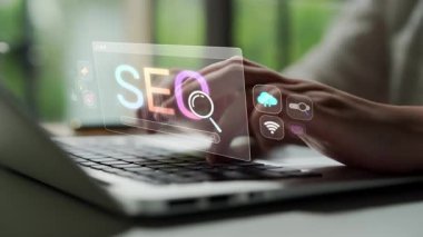 SEO görünürlüğünü geliştirmek için SEO konsepti, SEO ile ilgili dijital araçlar ve SEO performans simgeleri stratejik pazarlama için odaklanmış bir planda gösteriliyor. Muxer