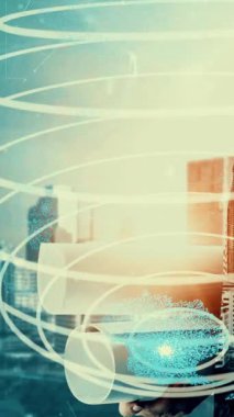 Gelecekteki bina inşaatı ve HUD hologram grafik tasarımı ile yaratıcı mühendislik projesi konsepti. İnşaat mühendisi, mimar ya da inşaat işçisi modern sivil teknoloji ile çalışıyor..