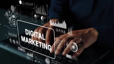 Modern Çalışma Alanında Bilgisayarlı Klavyede Dijital Pazarlama Grafikleri ve Veri Görselleştirme Elementleri Yazıyor. Asemptotik akıllı veri analitiği.