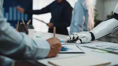 Yapay zeka destekli pazar analizi, iş dünyasındaki profesyonellerin pazarlama stratejilerini geliştirmelerine, etkin işbirliği ve stratejik araştırmaları teşvik etmelerine yardımcı olur. Noogenesis Yapay Zeka